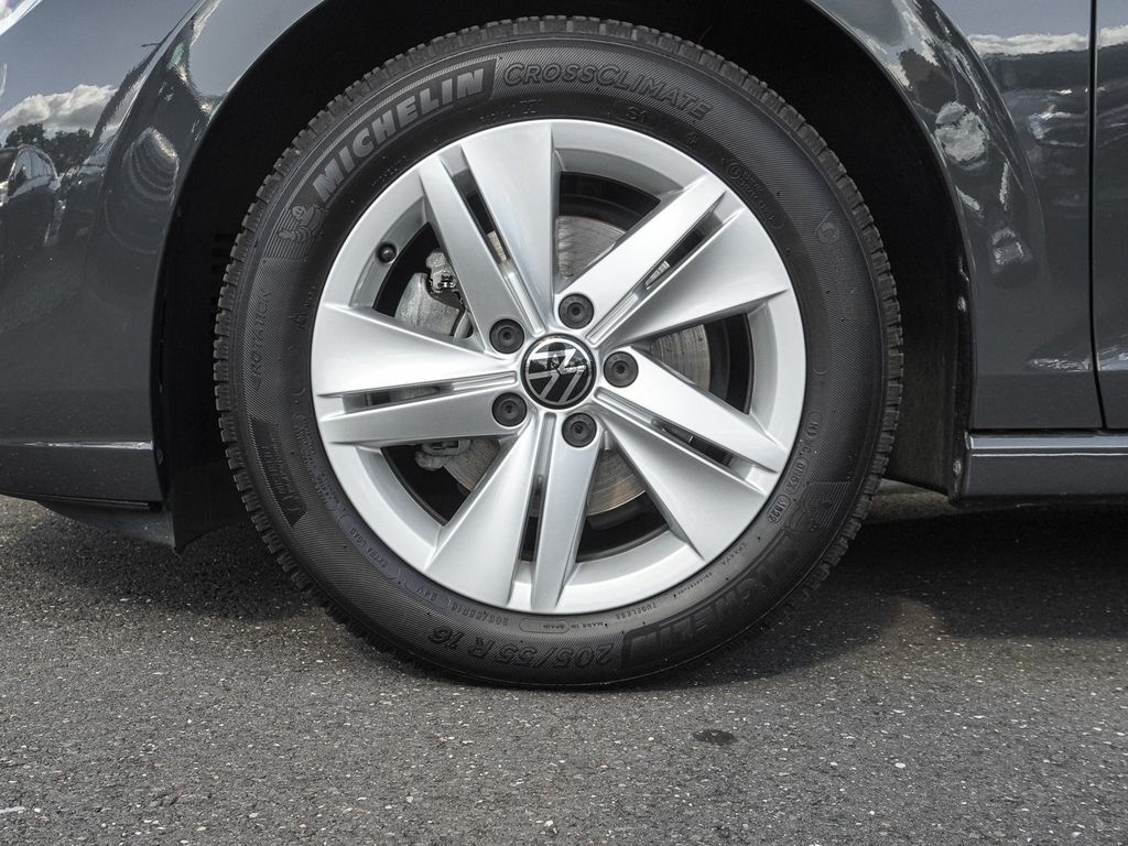 Volkswagen Golf 2024 г. Серый, пробег 28750 км
