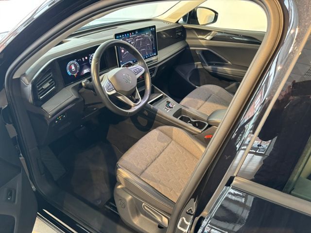 Volkswagen Tiguan 2024 г. Чёрный, пробег 53290 км