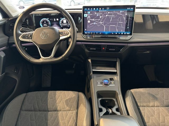 Volkswagen Tiguan 2024 г. Чёрный, пробег 53290 км