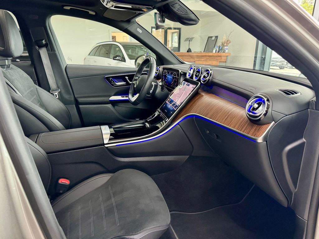 Mercedes-Benz GLC 300 2024 г. Серебристый, пробег 9900 км