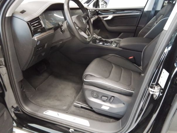 Volkswagen Touareg 2026 г. Чёрный, пробег 12700 км