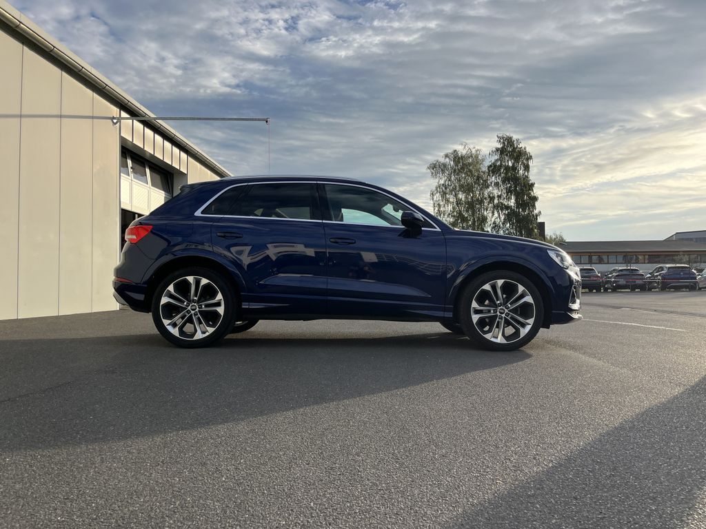 Audi Q3 2023 г. Синий, пробег 57578 км