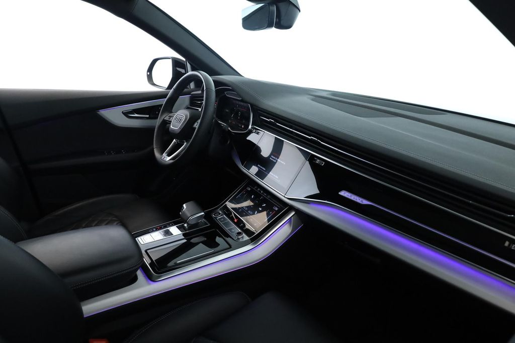 Audi Q8 2025 г. Чёрный, пробег 49400 км