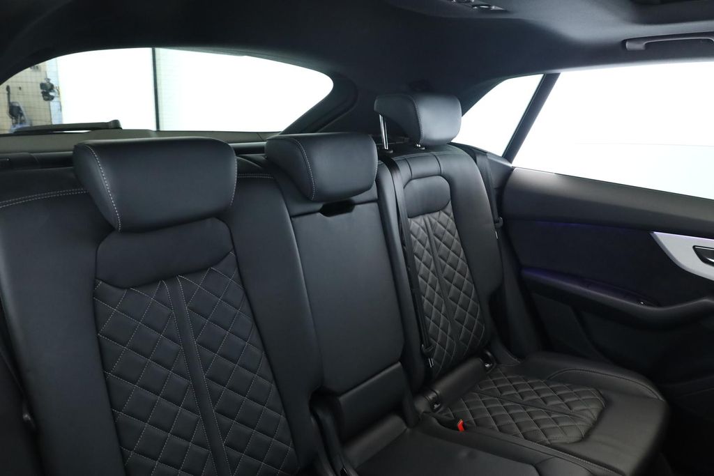 Audi Q8 2025 г. Чёрный, пробег 49400 км
