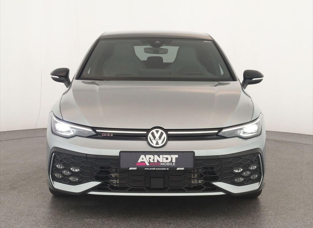 Volkswagen Golf 2024 г. Серебристый, пробег 27500 км
