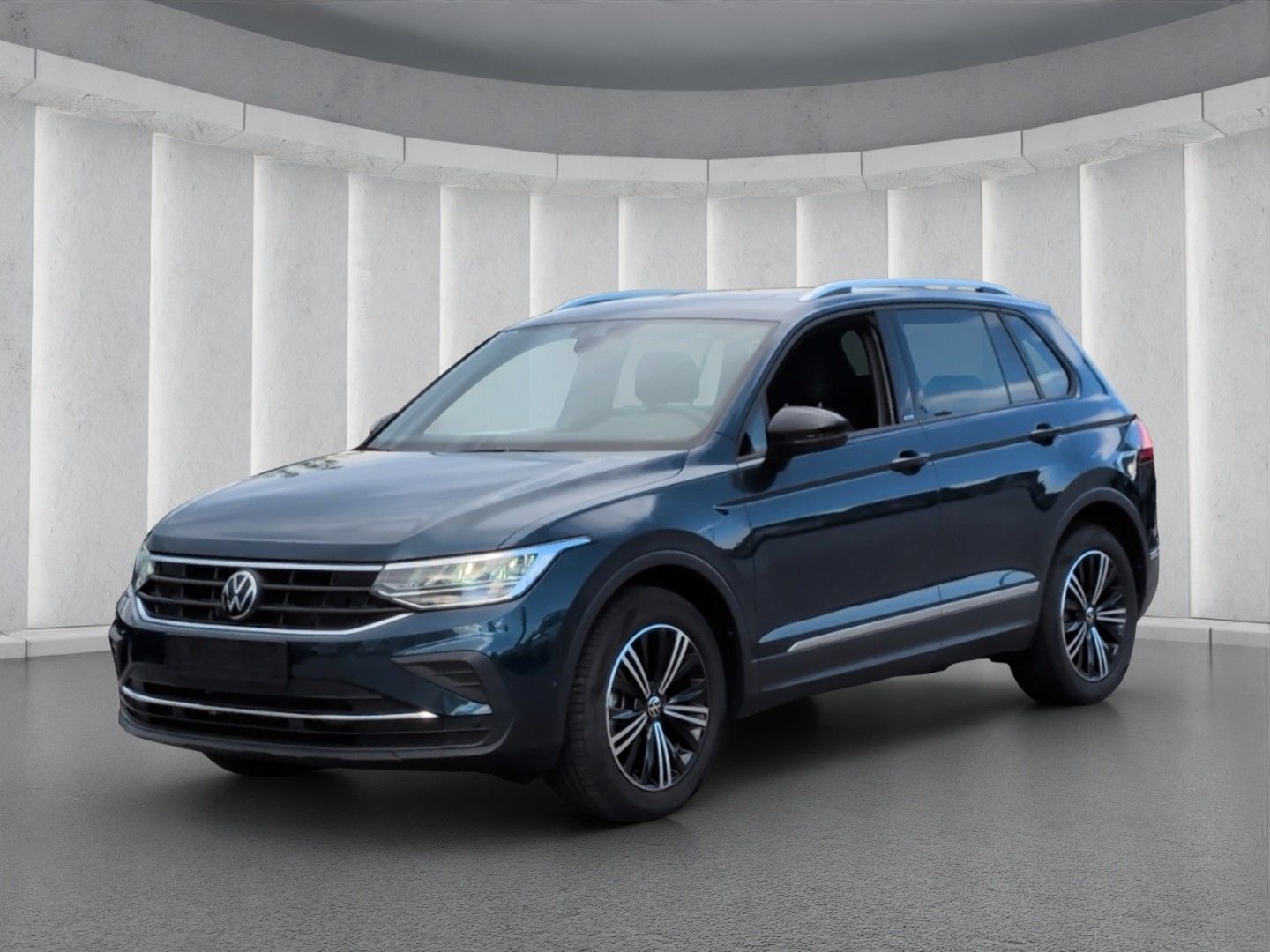 Volkswagen Tiguan 2022 г. Синий, пробег 31906 км