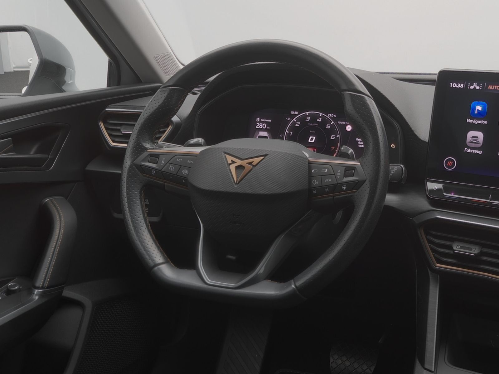 SEAT Leon 2023 г. Белый, пробег 45952 км