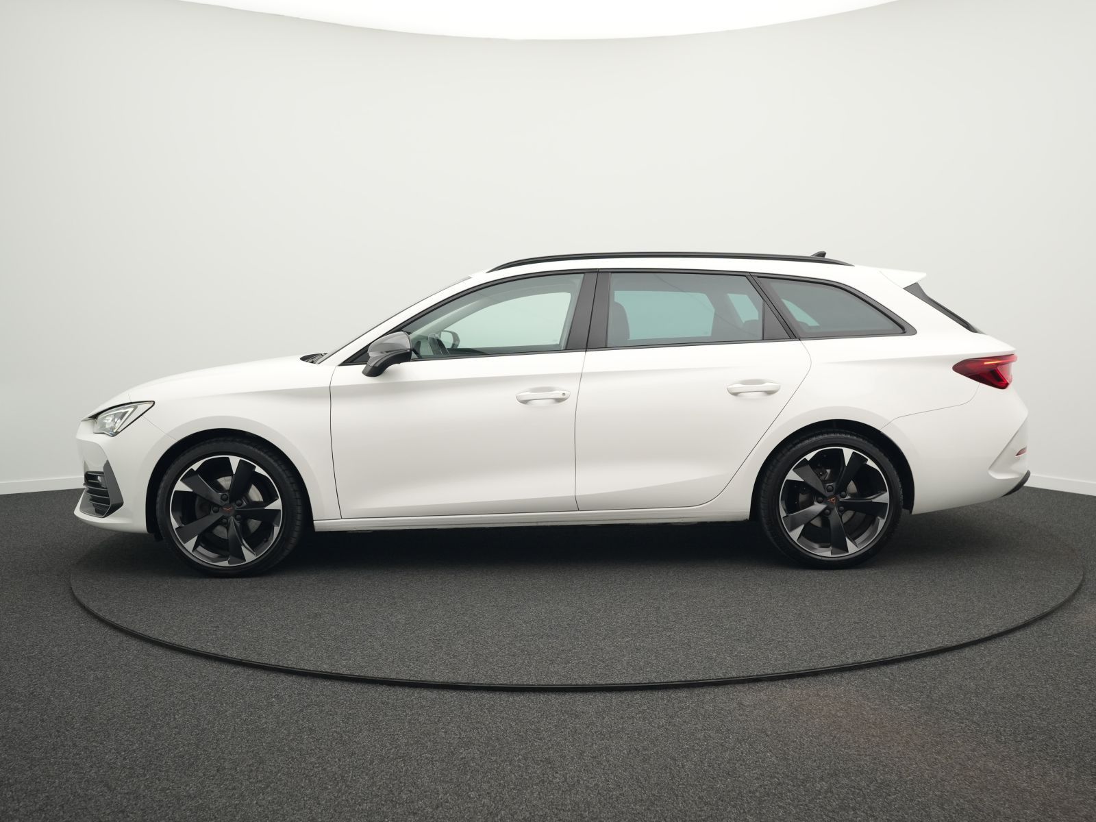 SEAT Leon 2023 г. Белый, пробег 45952 км