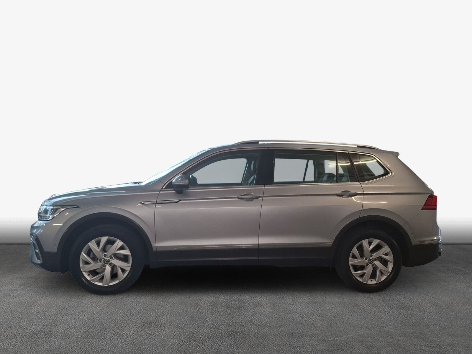 Volkswagen TIGUAN ALLSPACE 2023 г. Серебристый, пробег 56430 км