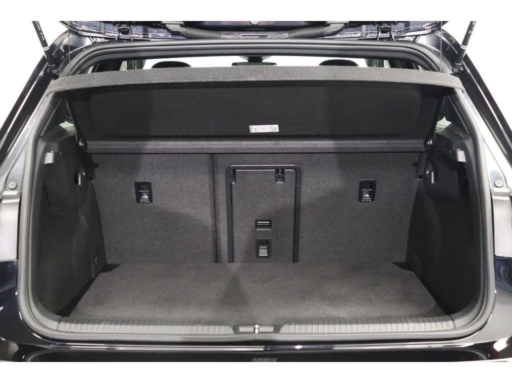 Volkswagen Golf 2022 г. Чёрный, пробег 28800 км