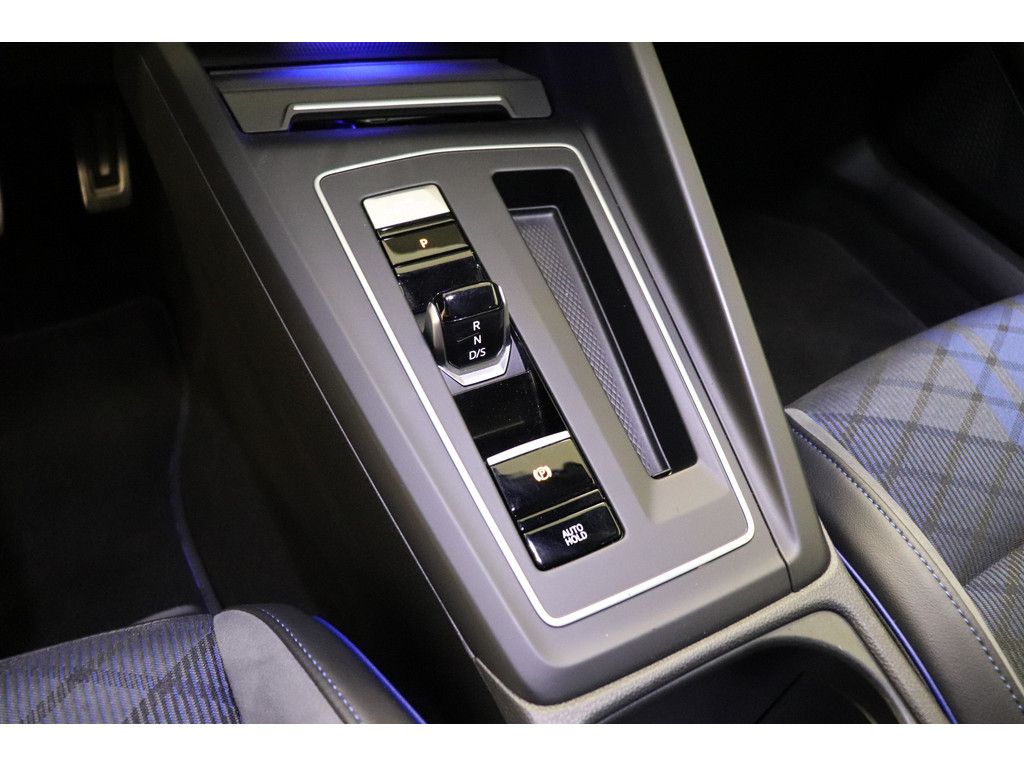 Volkswagen Golf 2022 г. Чёрный, пробег 28800 км