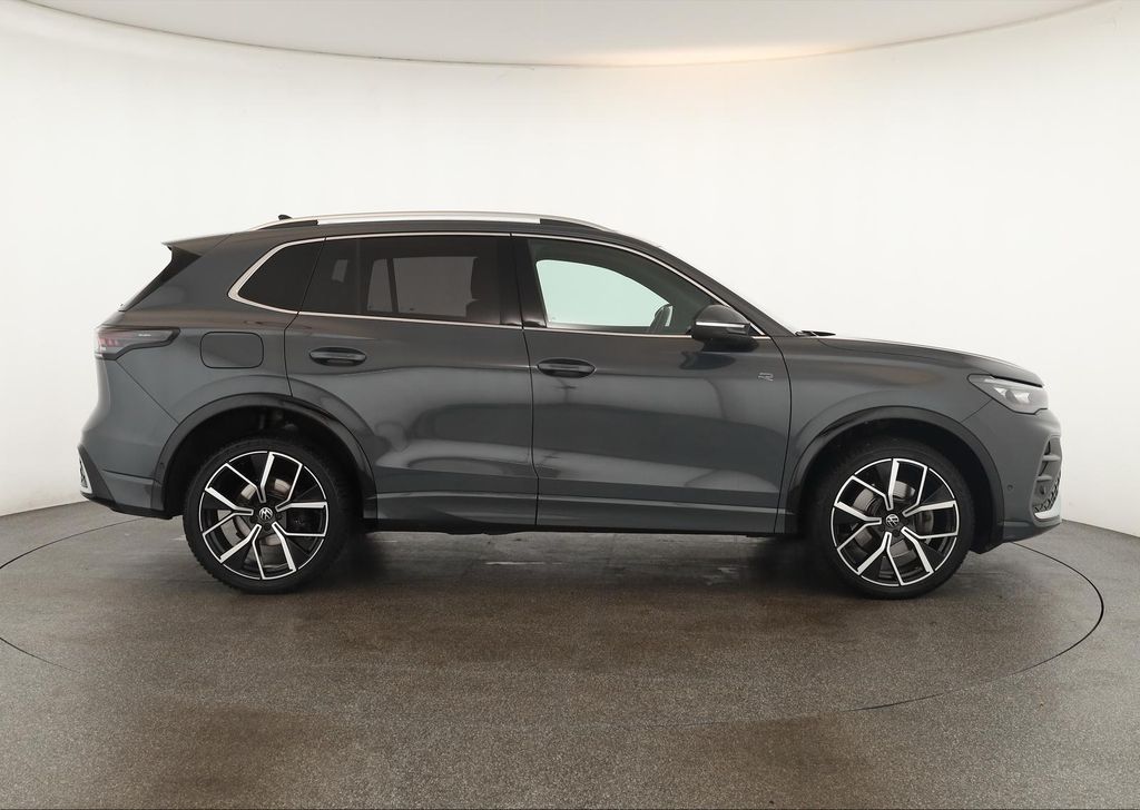 Volkswagen Tiguan 2024 г. Серый, пробег 42600 км