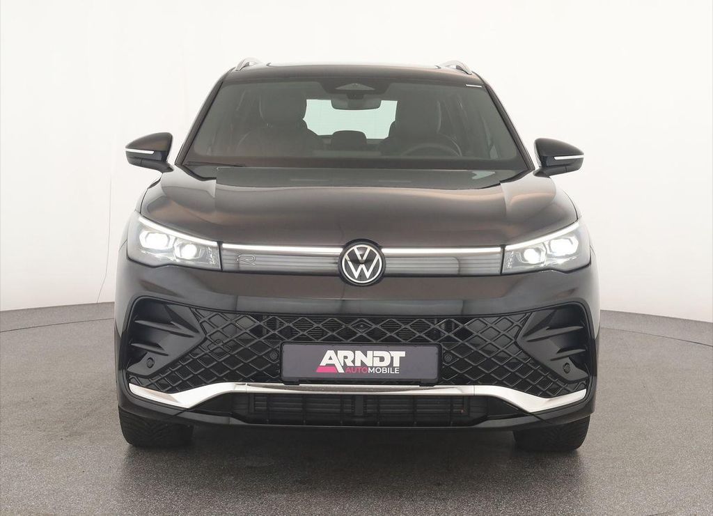 Volkswagen Tiguan 2024 г. Чёрный, пробег 38500 км