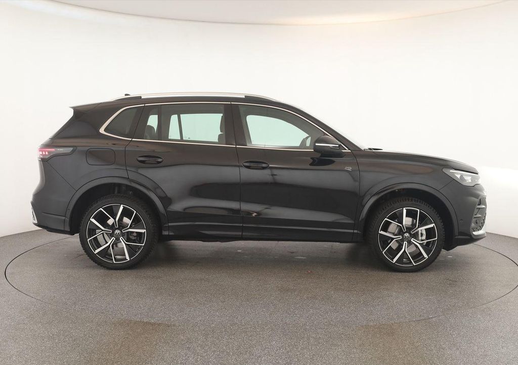 Volkswagen Tiguan 2024 г. Чёрный, пробег 38500 км