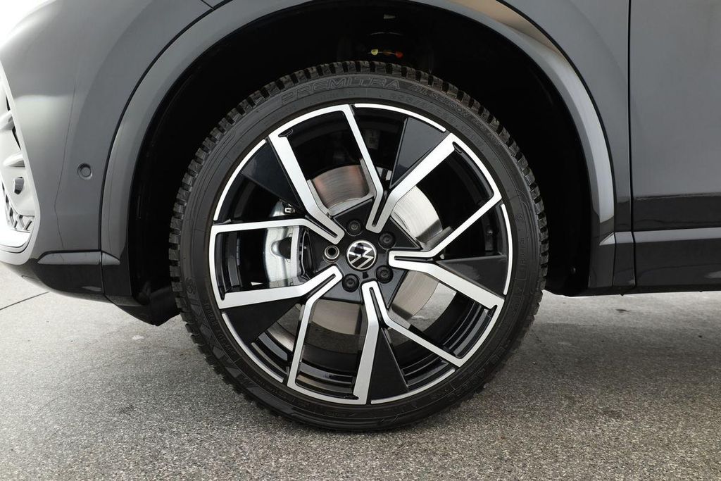 Volkswagen Tiguan 2024 г. Чёрный, пробег 38500 км