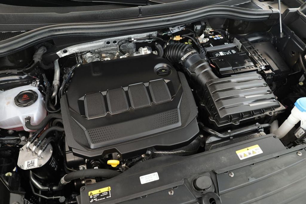 Volkswagen Tiguan 2024 г. Чёрный, пробег 38500 км