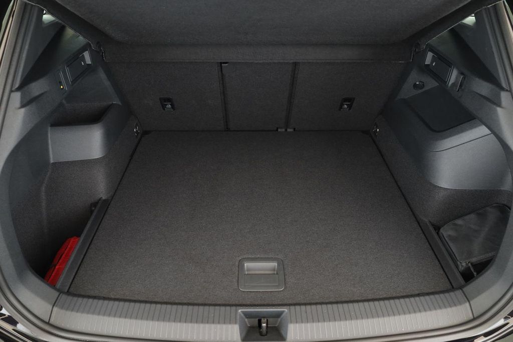 Volkswagen Tiguan 2024 г. Чёрный, пробег 38500 км