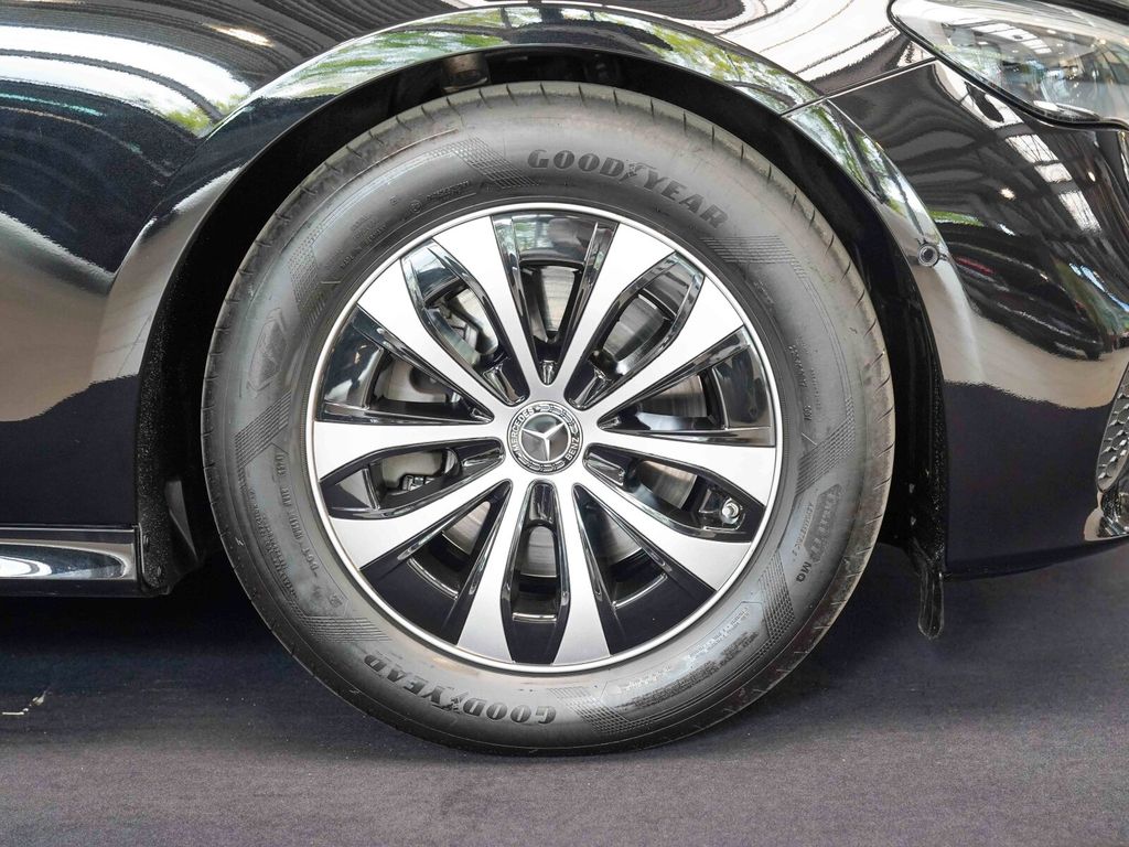 Mercedes-Benz E 220 2025 г. Чёрный, пробег 20515 км