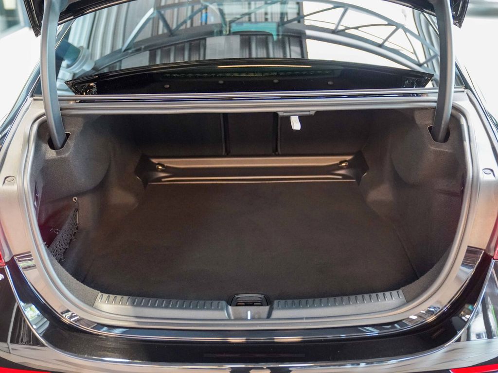 Mercedes-Benz E 220 2025 г. Чёрный, пробег 20515 км