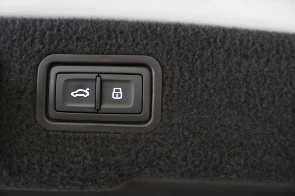 Audi A8 2021 г. Белый, пробег 43696 км