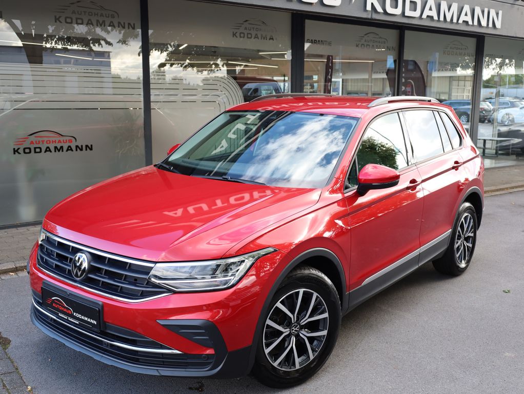 Volkswagen Tiguan 2022 г. Красный, пробег 23416 км