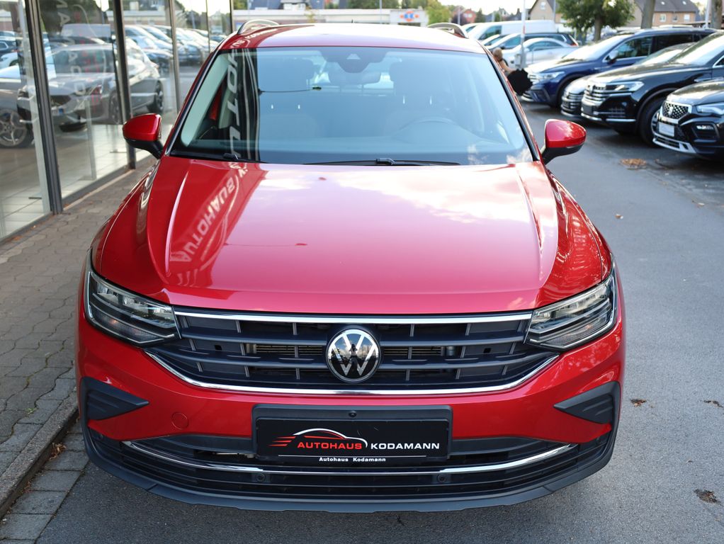 Volkswagen Tiguan 2022 г. Красный, пробег 23416 км