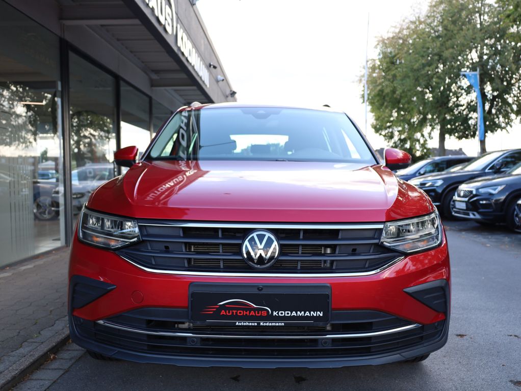 Volkswagen Tiguan 2022 г. Красный, пробег 23416 км