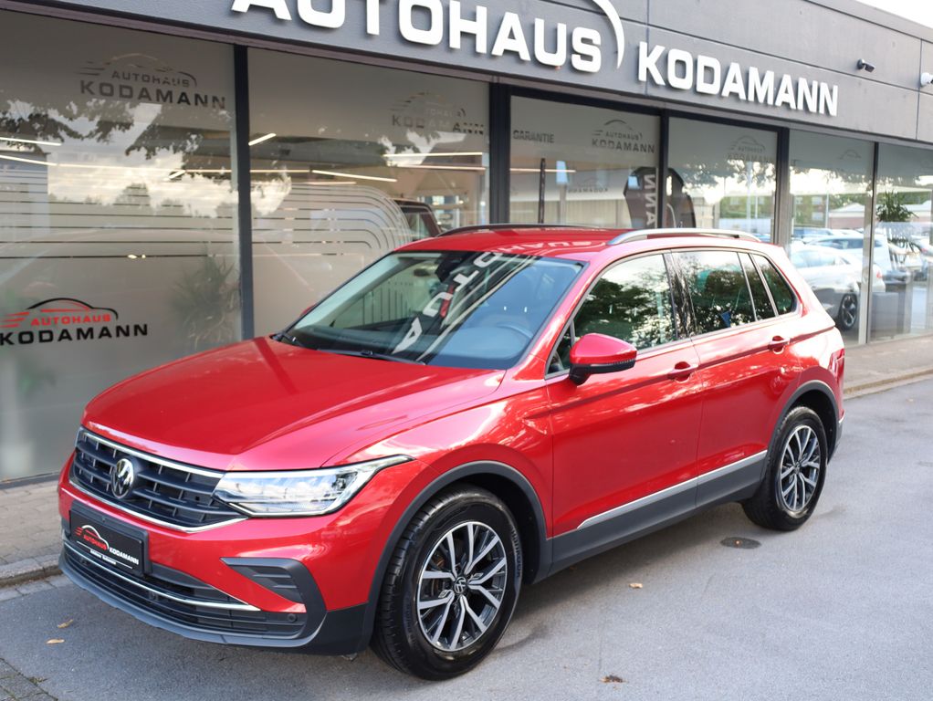 Volkswagen Tiguan 2022 г. Красный, пробег 23416 км