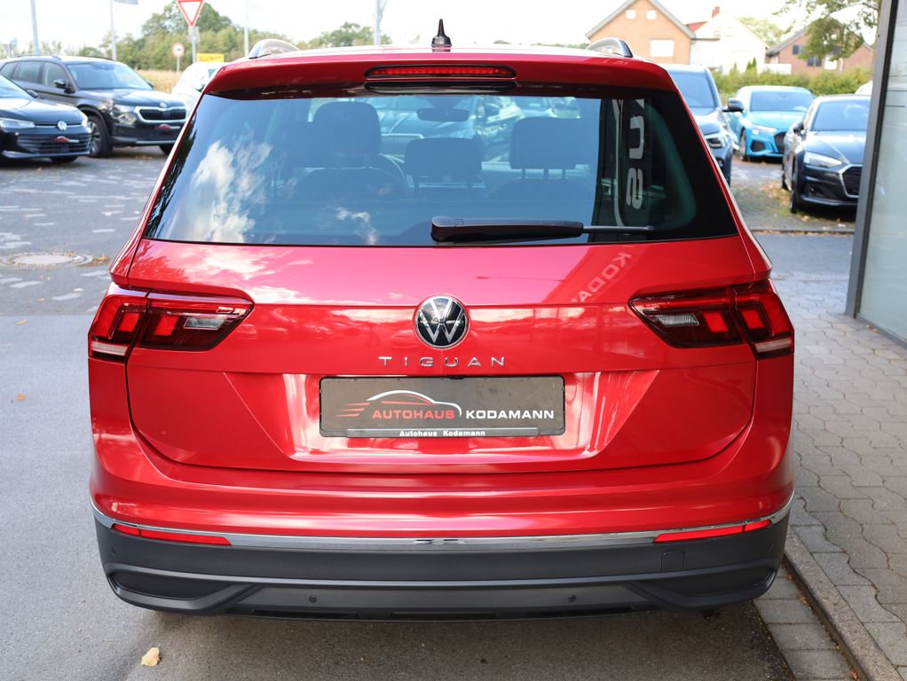 Volkswagen Tiguan 2022 г. Красный, пробег 23416 км