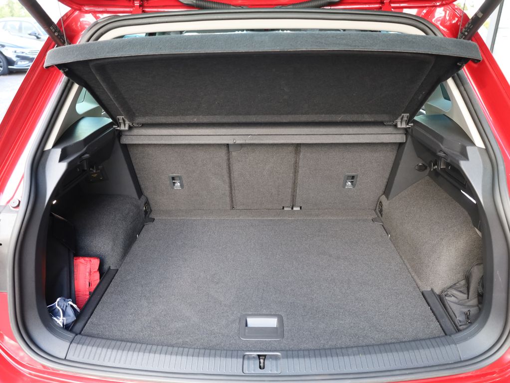 Volkswagen Tiguan 2022 г. Красный, пробег 23416 км