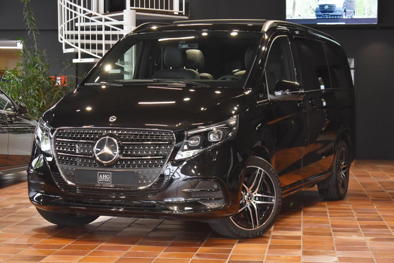 Mercedes-Benz V 300 2024 г. Чёрный, пробег 22000 км