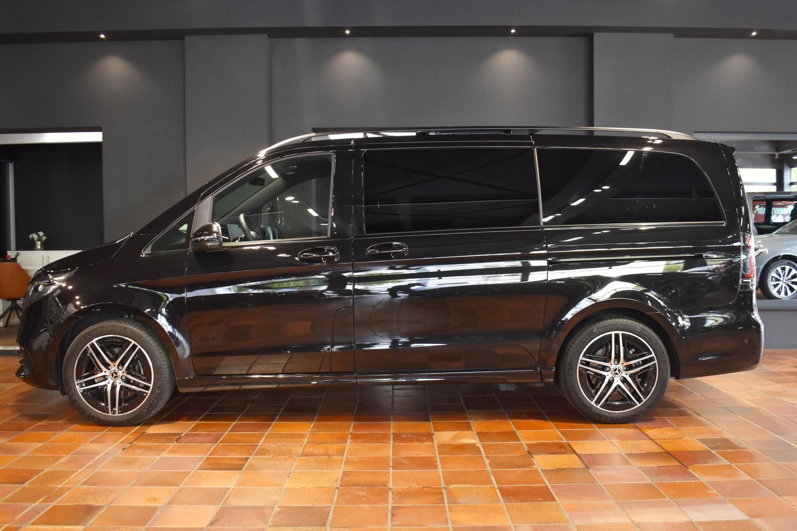 Mercedes-Benz V 300 2024 г. Чёрный, пробег 22000 км