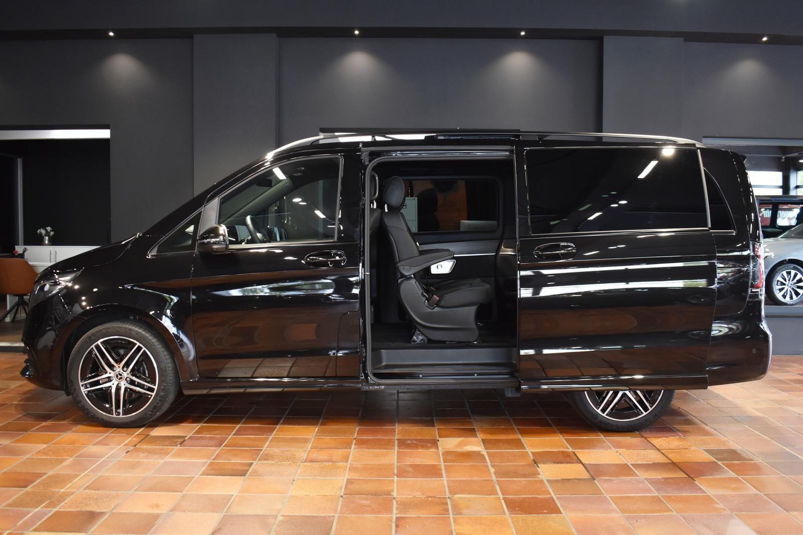 Mercedes-Benz V 300 2024 г. Чёрный, пробег 22000 км