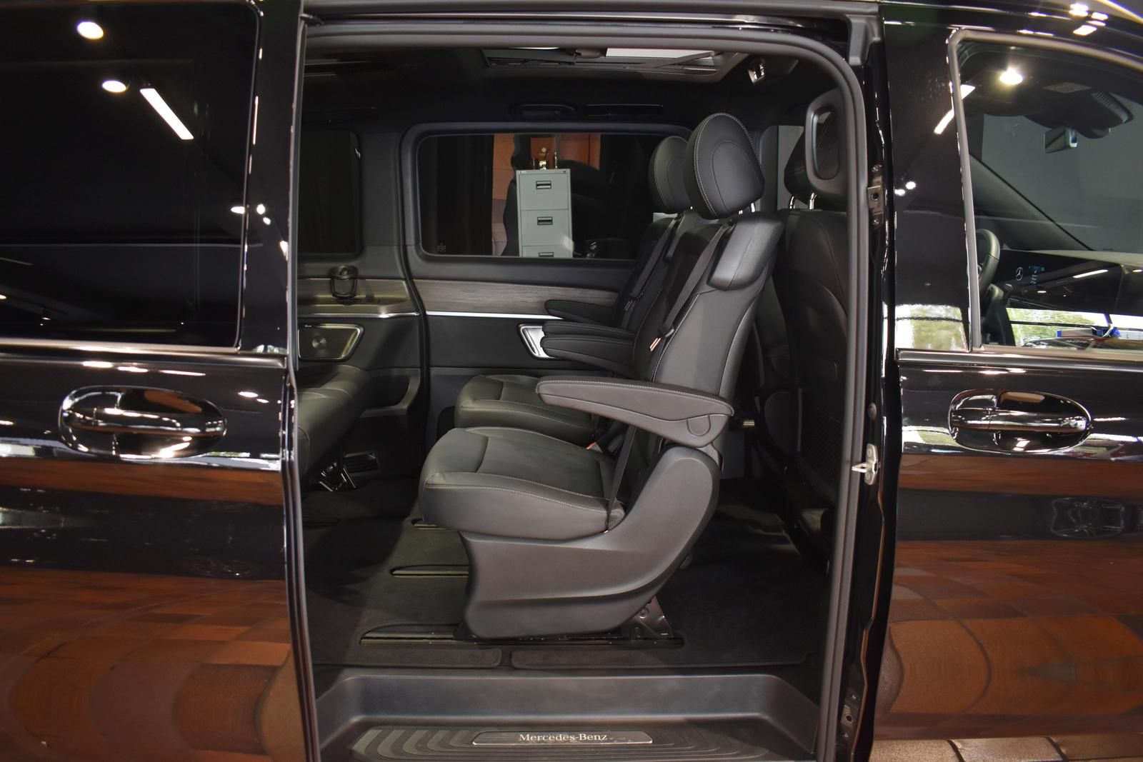 Mercedes-Benz V 300 2024 г. Чёрный, пробег 22000 км