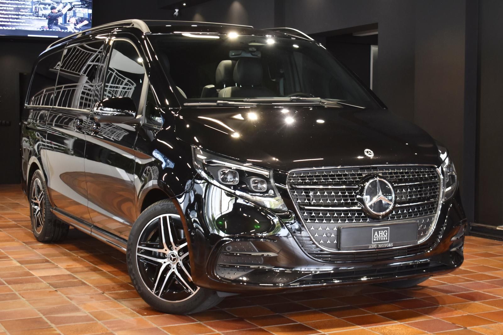Mercedes-Benz V 300 2024 г. Чёрный, пробег 22000 км