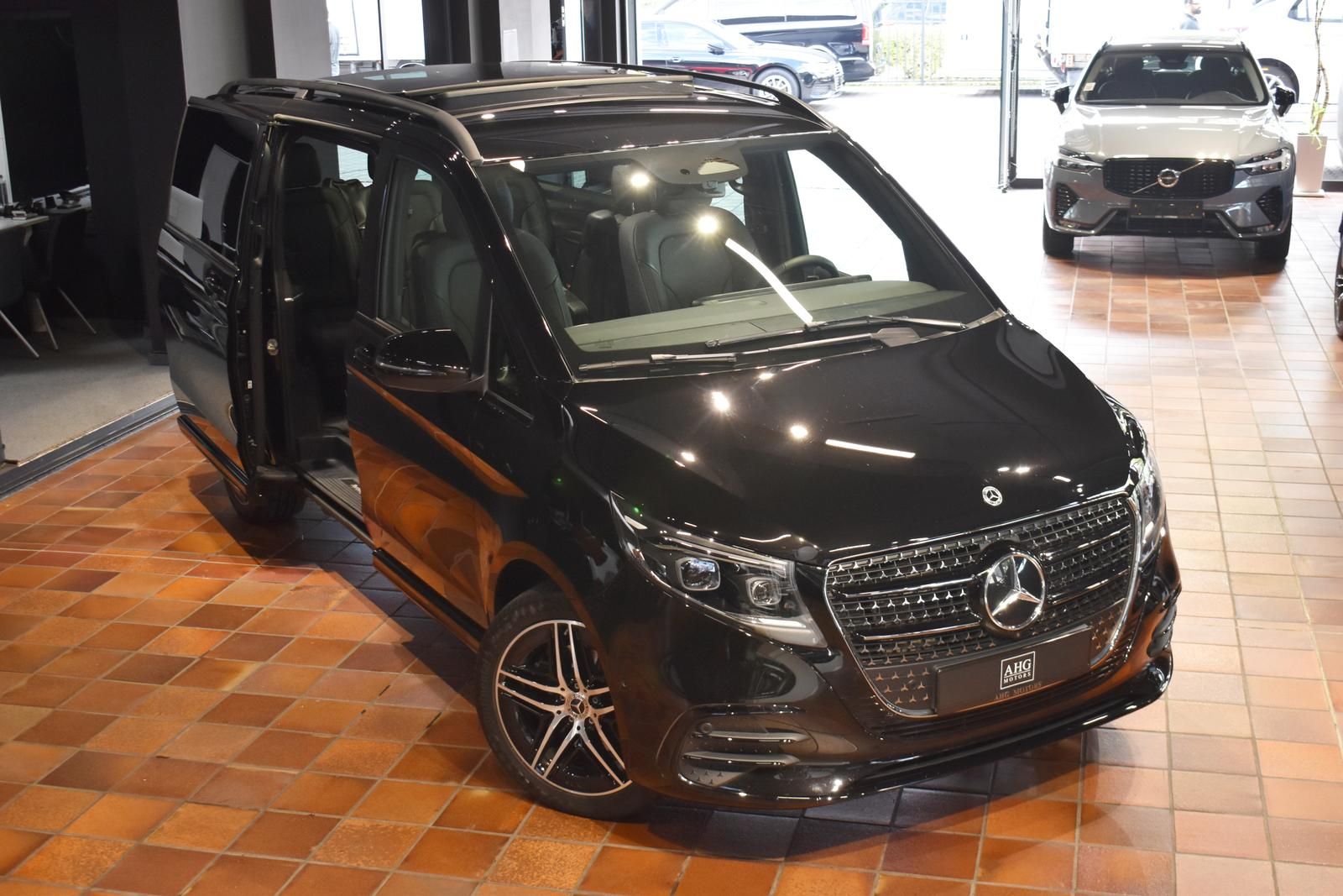 Mercedes-Benz V 300 2024 г. Чёрный, пробег 22000 км