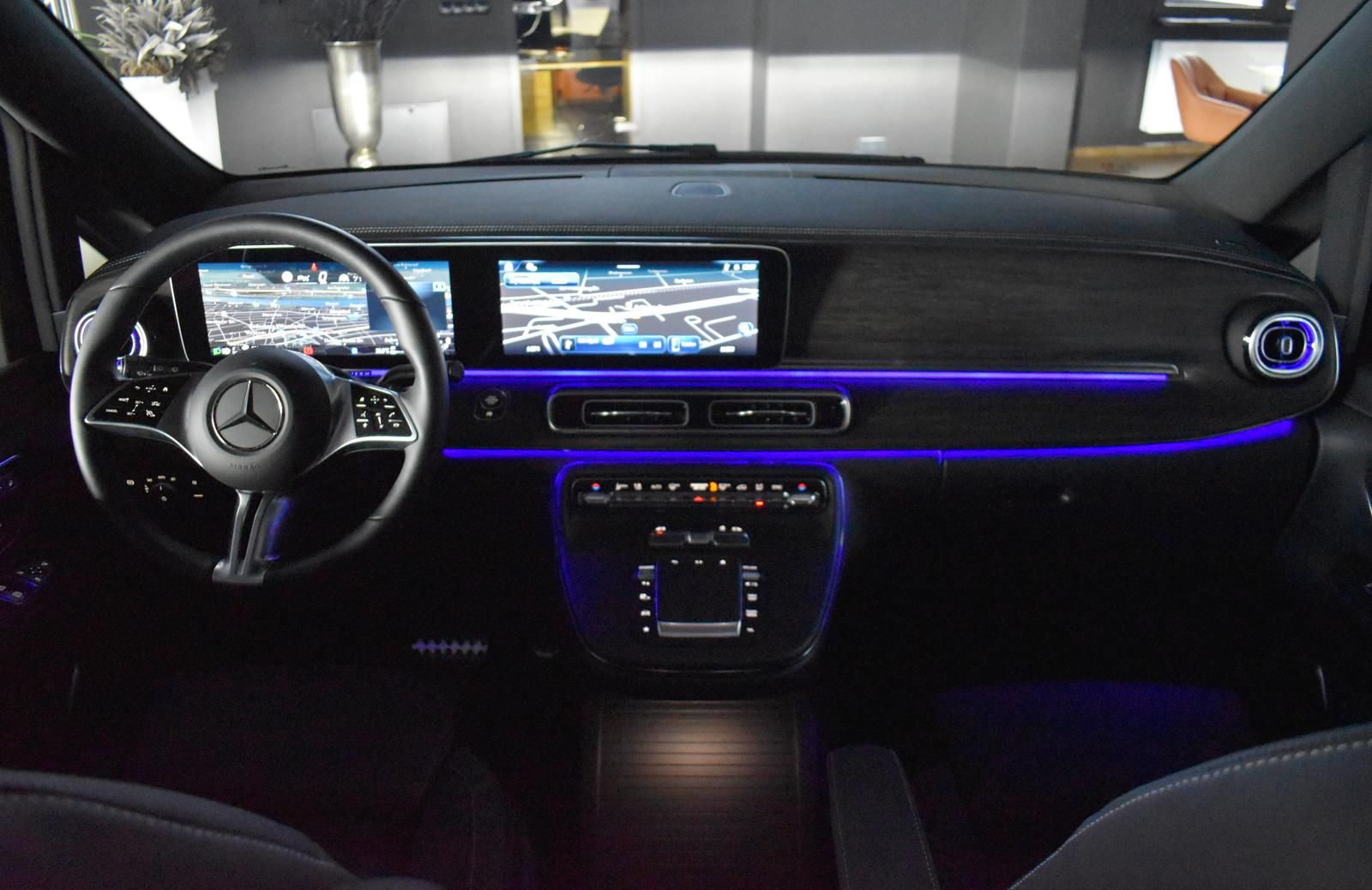 Mercedes-Benz V 300 2024 г. Чёрный, пробег 22000 км