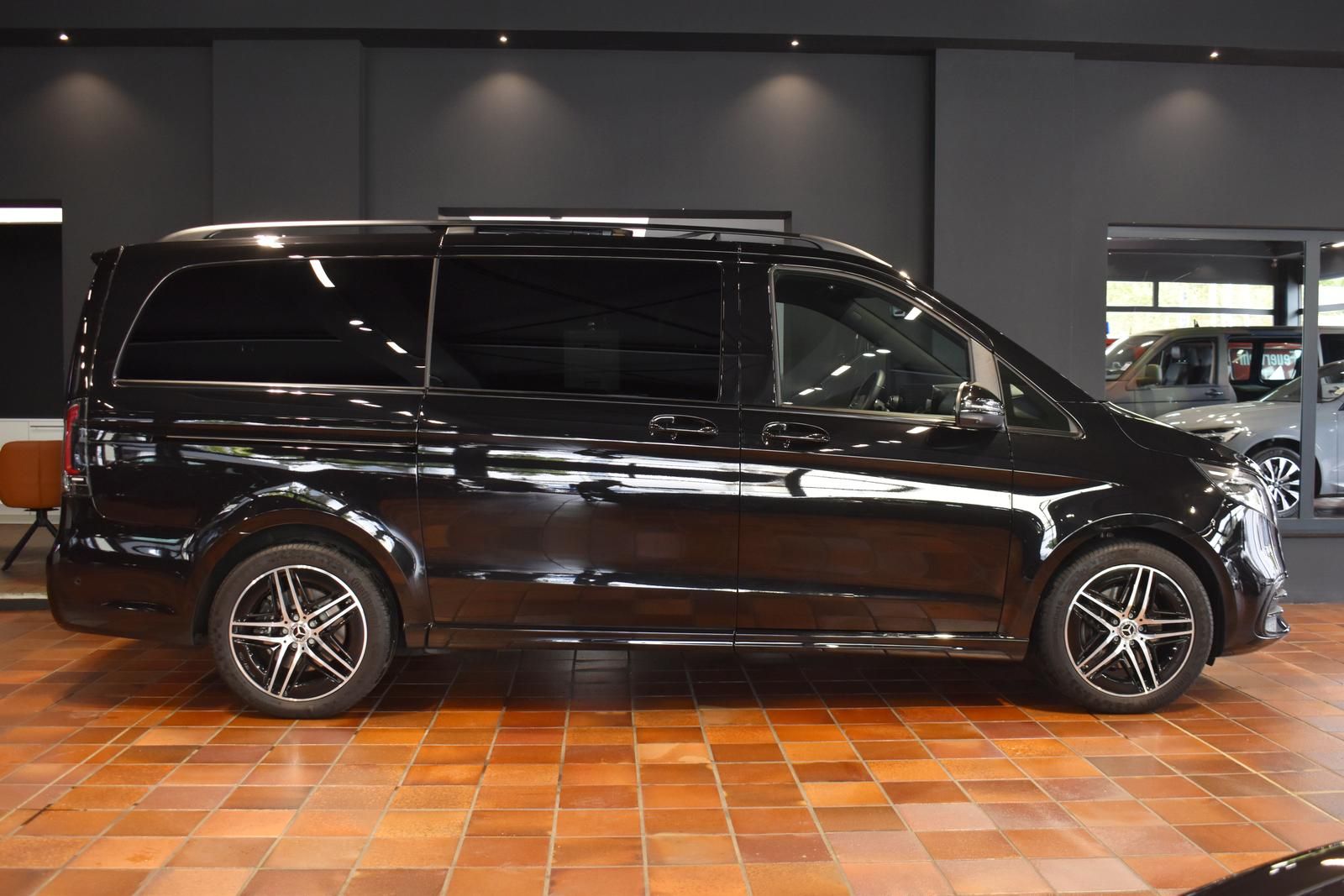 Mercedes-Benz V 300 2024 г. Чёрный, пробег 22000 км