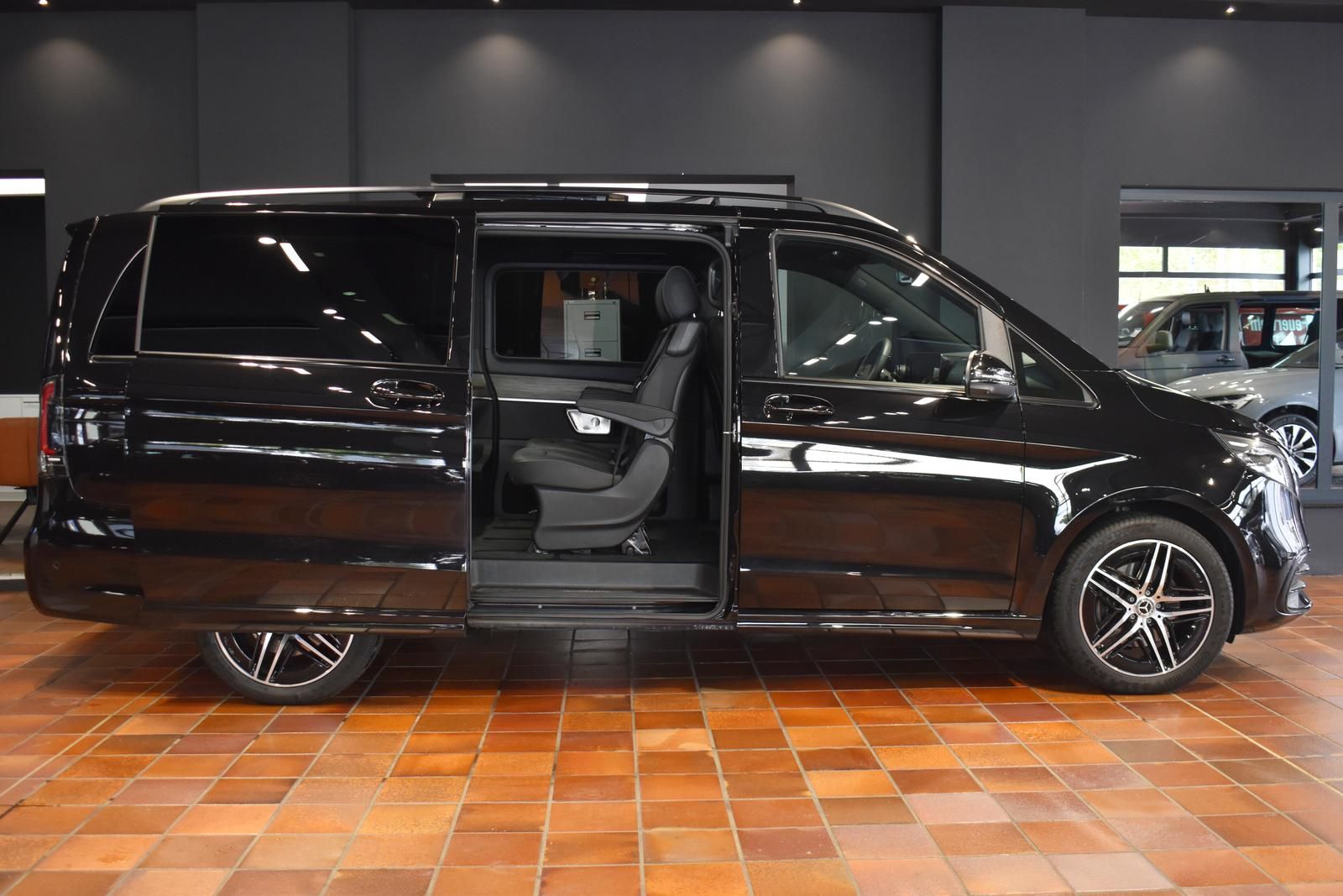 Mercedes-Benz V 300 2024 г. Чёрный, пробег 22000 км
