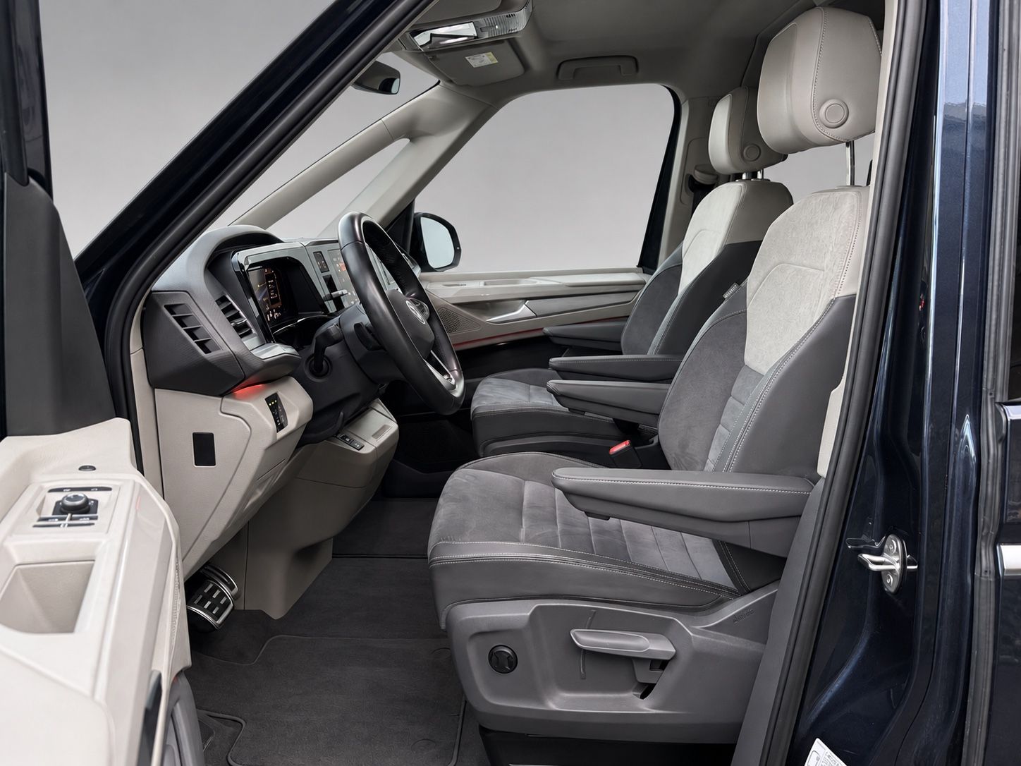Volkswagen T7 MULTIVAN 2025 г. Серый, пробег 53900 км