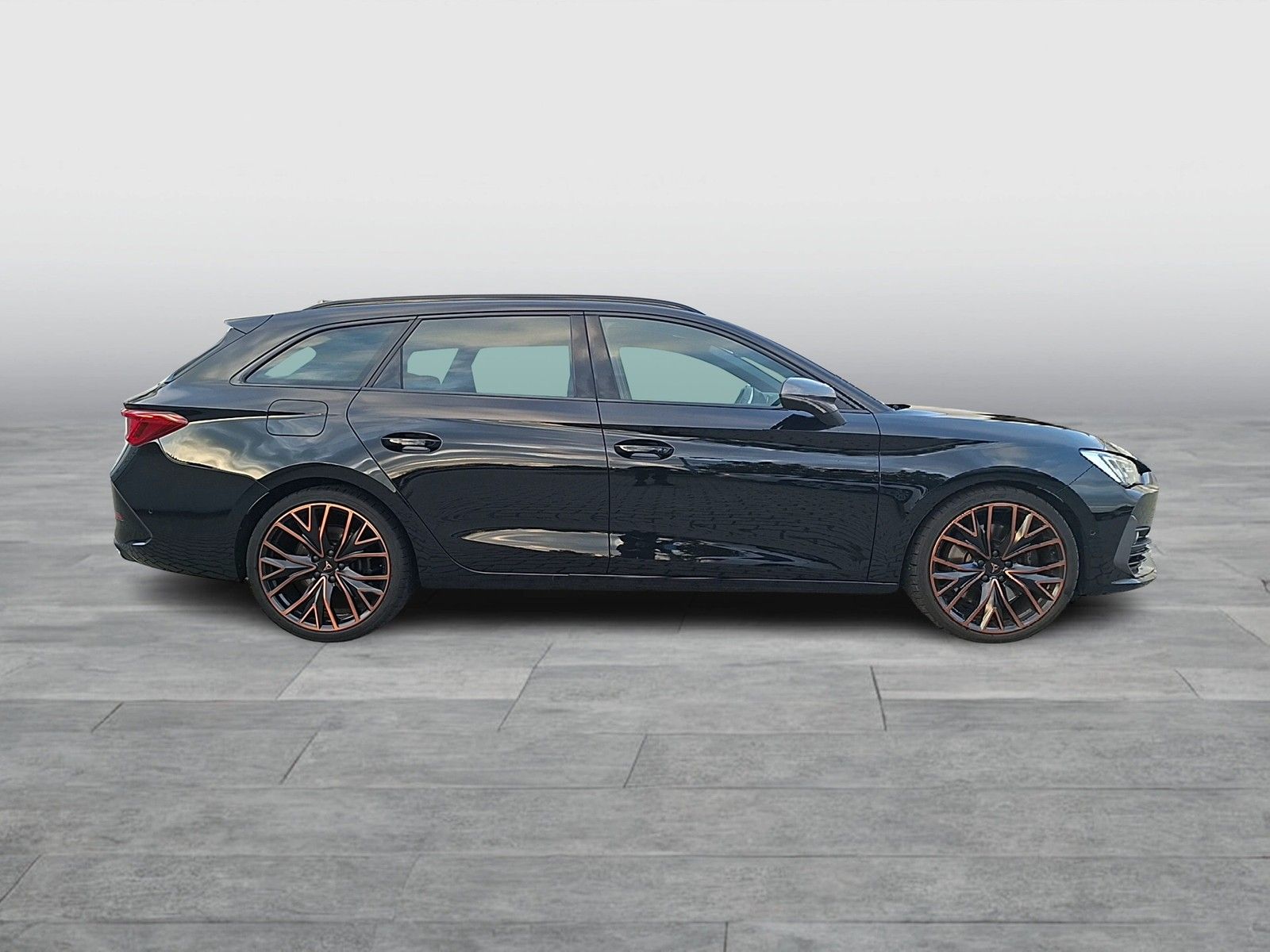 Cupra Leon 2022 г. Чёрный, пробег 42000 км