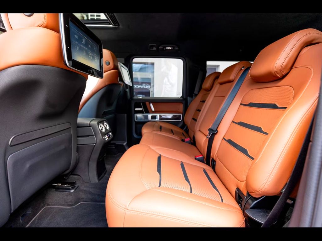 Mercedes-Benz G 63 AMG 2024 г. Зелёный, пробег 39200 км