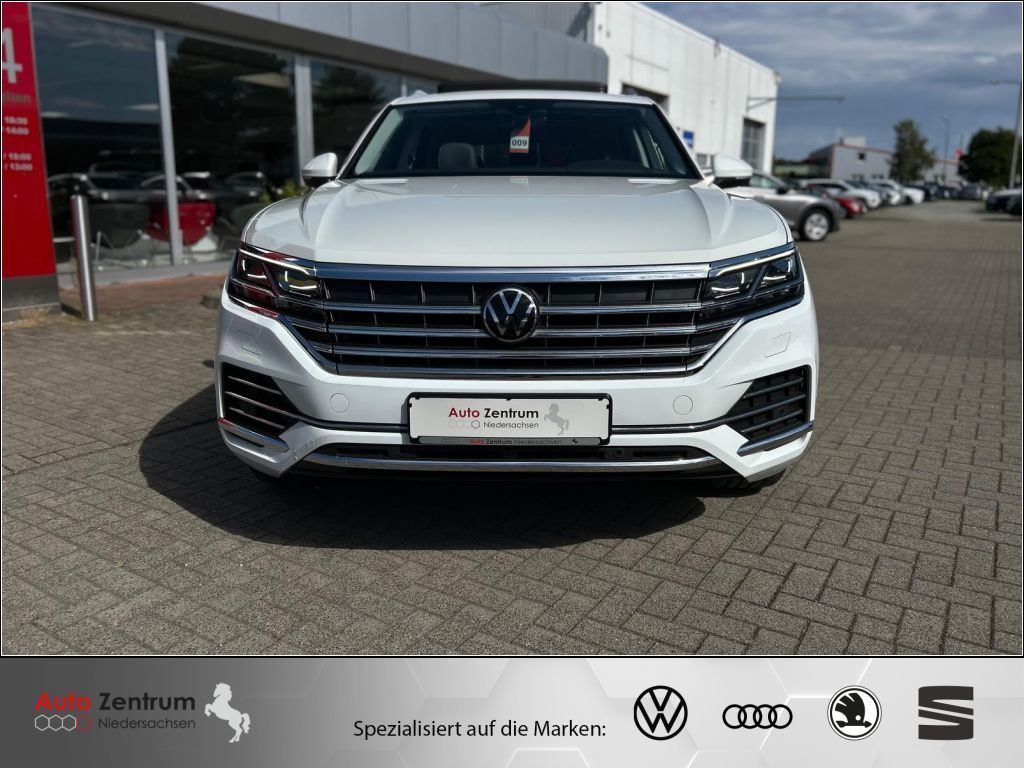 Volkswagen Touareg 2023 г. Белый, пробег 59950 км
