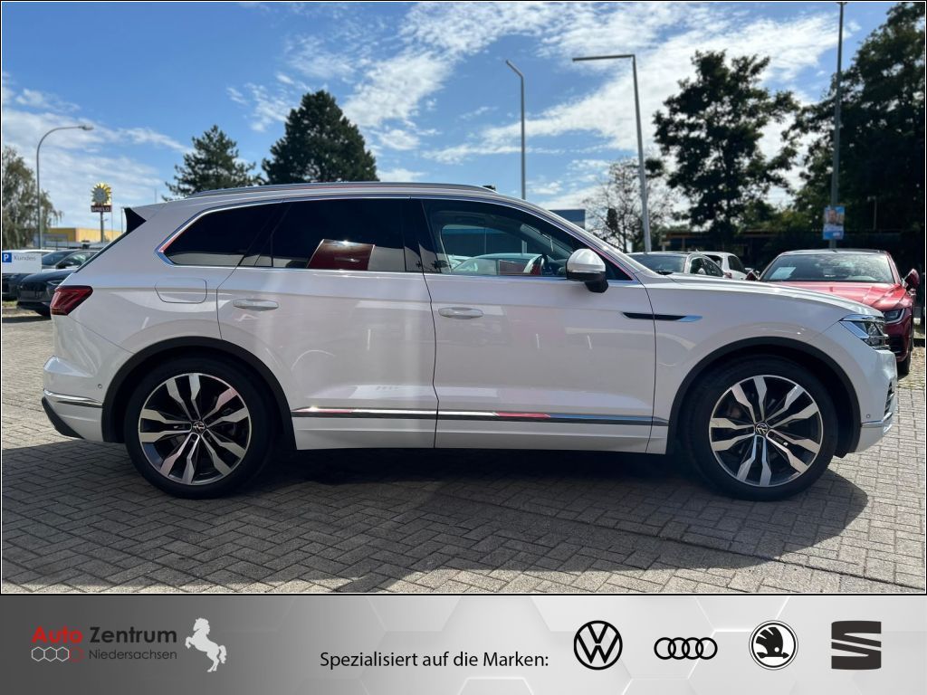 Volkswagen Touareg 2023 г. Белый, пробег 59950 км
