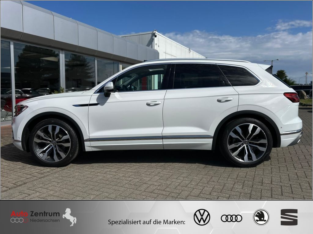 Volkswagen Touareg 2023 г. Белый, пробег 59950 км