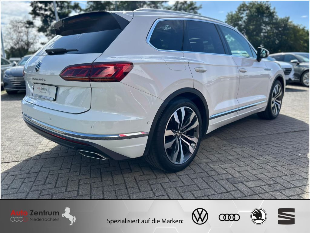 Volkswagen Touareg 2023 г. Белый, пробег 59950 км