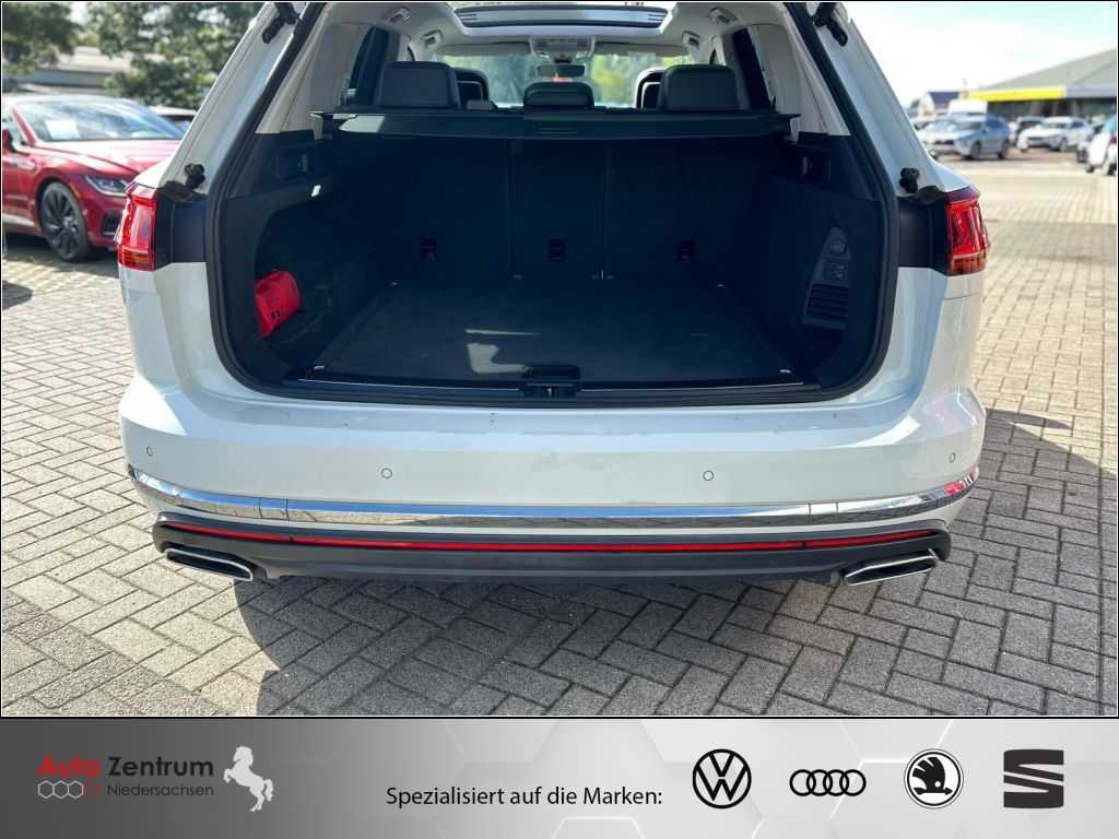 Volkswagen Touareg 2023 г. Белый, пробег 59950 км