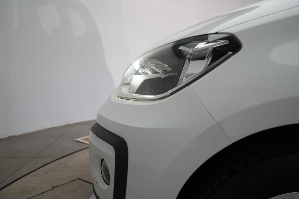 Volkswagen up! 2021 г. Белый, пробег 24000 км
