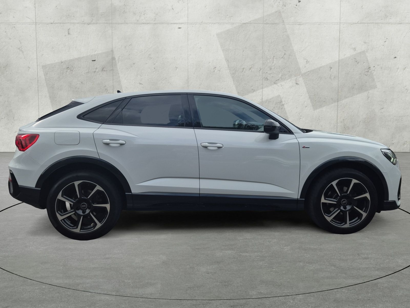 Audi Q3 2025 г. Белый, пробег 39999 км