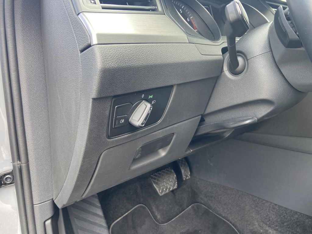 Volkswagen PASSAT VARIANT 2023 г. Серый, пробег 28538 км